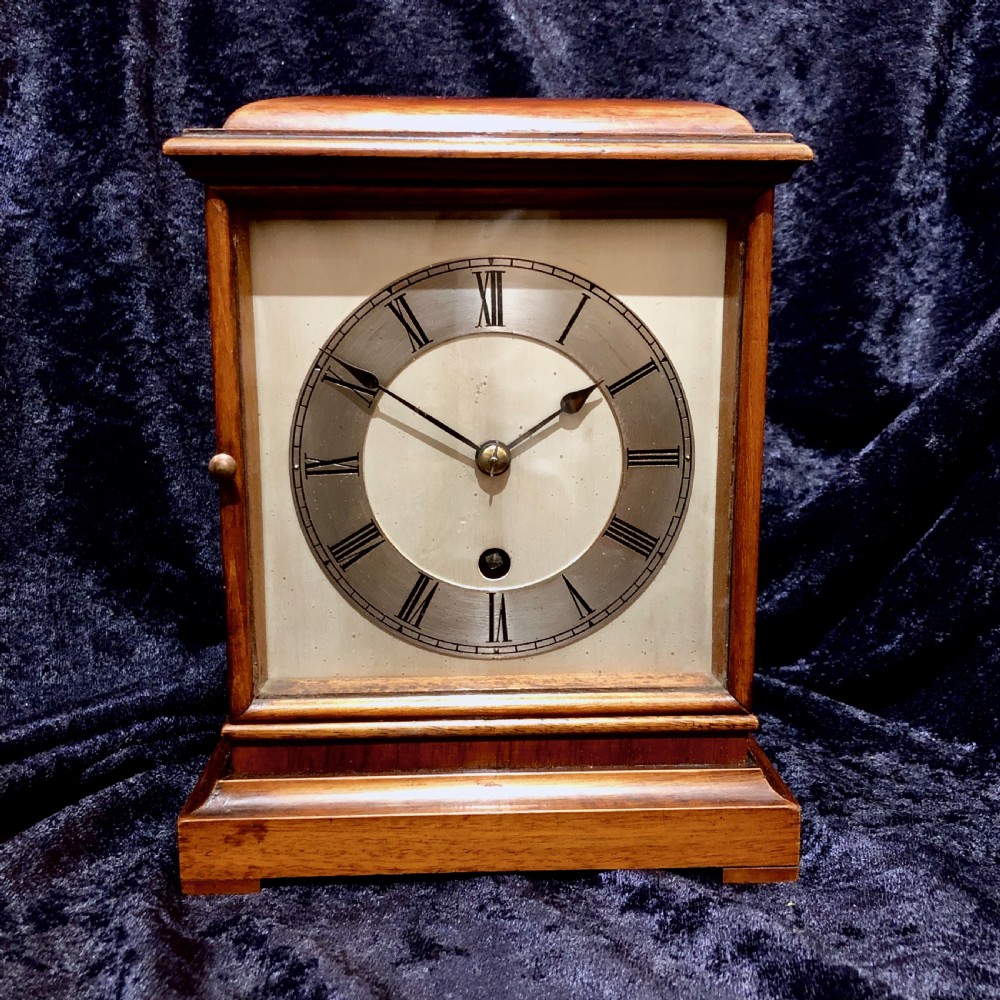 An early 20th century mahogany mantel clock 