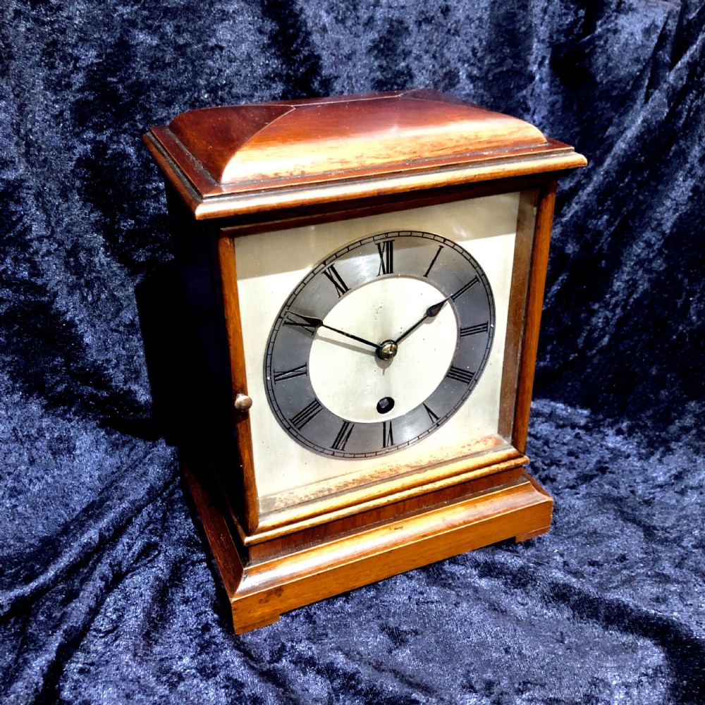 An early 20th century mahogany mantel clock  View IV