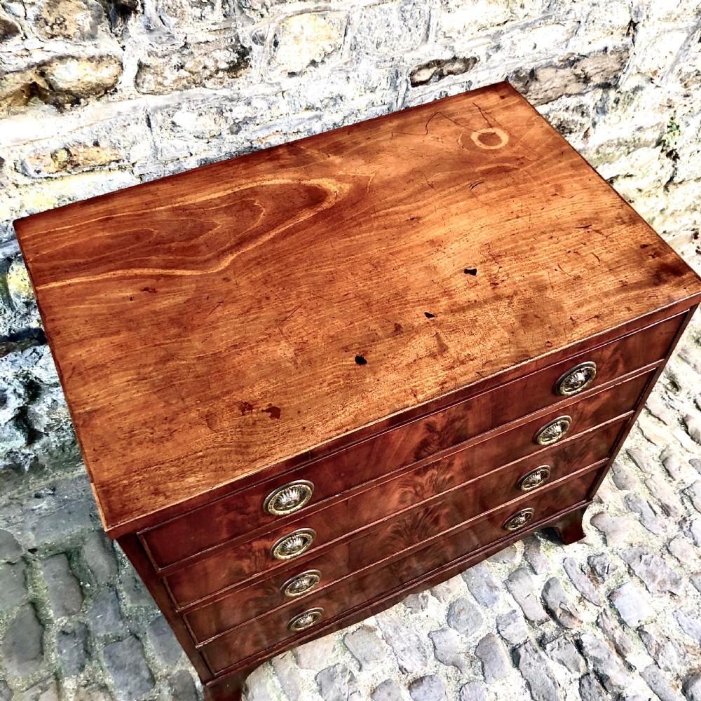 A small George III mahogany caddy top chest of drawers View II