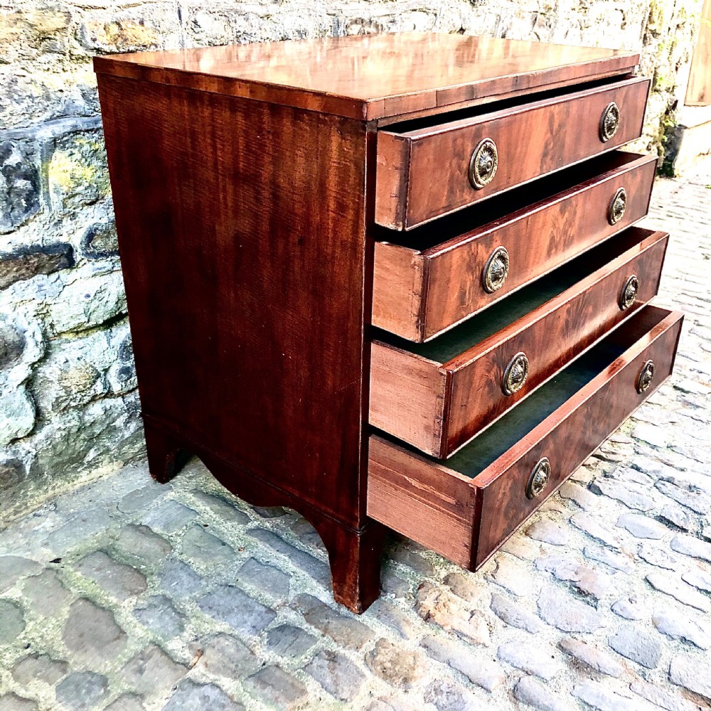 A small George III mahogany caddy top chest of drawers View V
