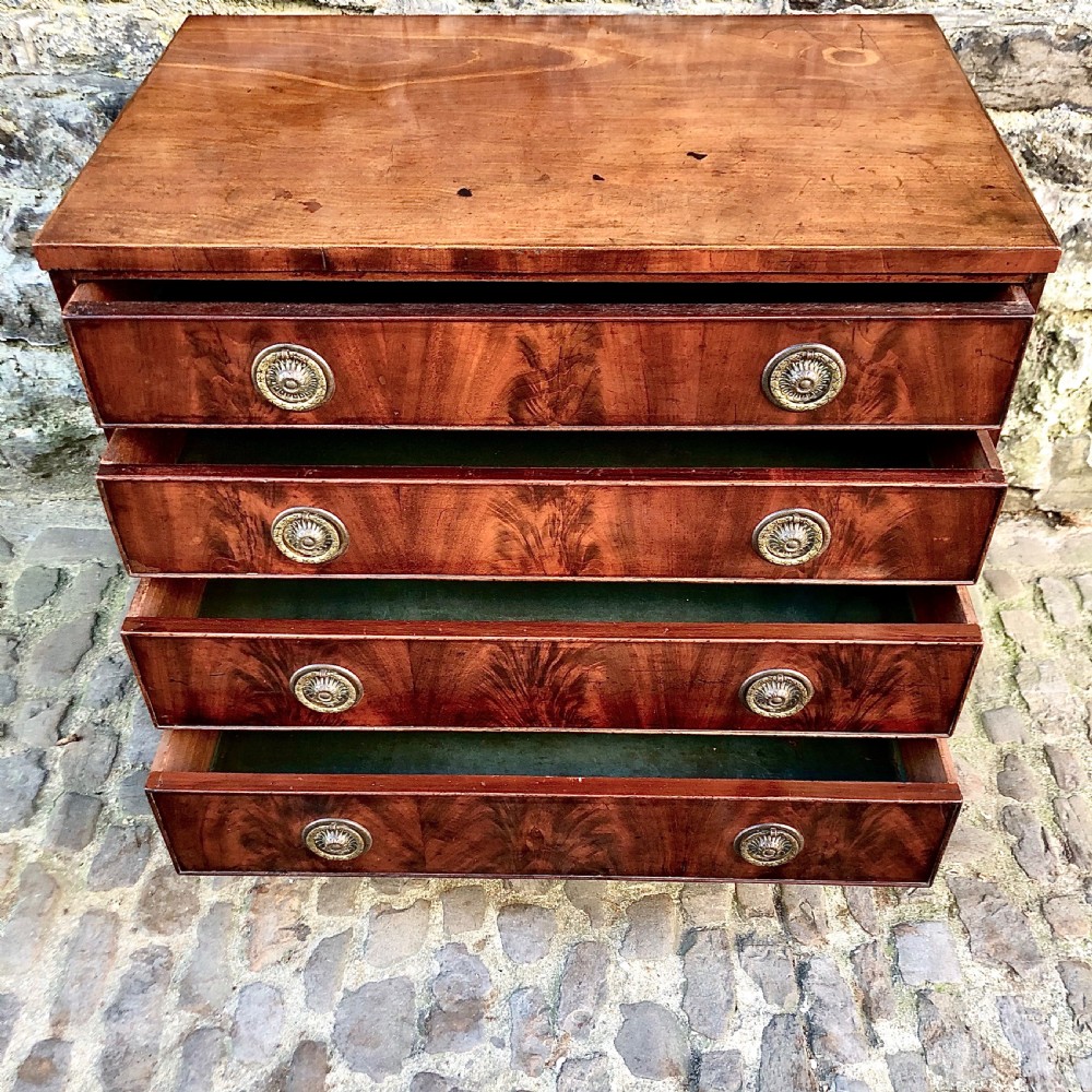 A small George III mahogany caddy top chest of drawers View VII
