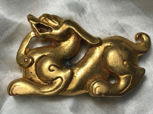 CHINESE LATE QING GILT BRONZE RECUMBENT DRAGON PAPERWEIGHT SCULPTURE - ADDITIONAL PHOTO 1