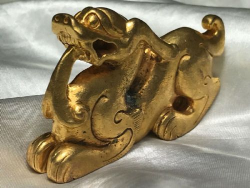 CHINESE LATE QING GILT BRONZE RECUMBENT DRAGON PAPERWEIGHT SCULPTURE - ADDITIONAL PHOTO 2