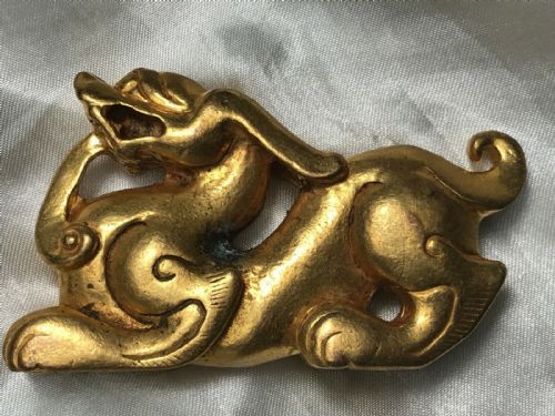 CHINESE LATE QING GILT BRONZE RECUMBENT DRAGON PAPERWEIGHT SCULPTURE - ADDITIONAL PHOTO 3