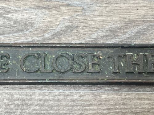 ARCHITECTURAL BRONZE GARDEN PLAQUE SIGN PLEASE CLOSE THE GATE - ADDITIONAL PHOTO 13