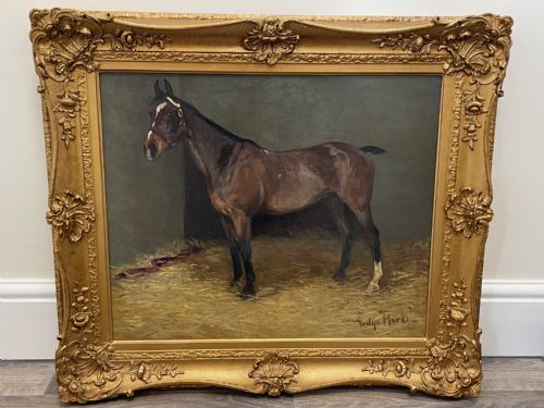 ANTIQUE OIL PAINTING HORSE BAY HUNTER IN STABLE SIGNED EVELYN HARKE - ADDITIONAL PHOTO 2