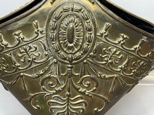 VICTORIAN BRASS CURVED COAL SCUTTLE HELMET DUAL LID - ADDITIONAL PHOTO 7