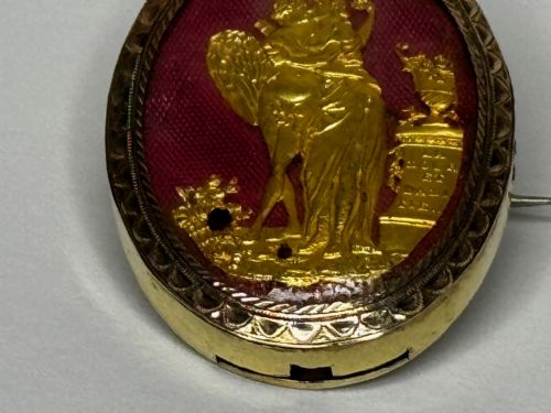 NEOCLASSICAL FRENCH 18TH CENTURY GOLD CUPID AND PSYCHE BROOCH C1760 - ADDITIONAL PHOTO 2