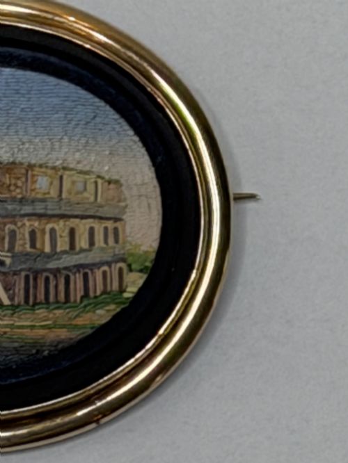 19TH CENTURY MICROMOSAIC YELLOW GOLD BROOCH DEPICTING THE ROMAN COLOSSEUM - ADDITIONAL PHOTO 3