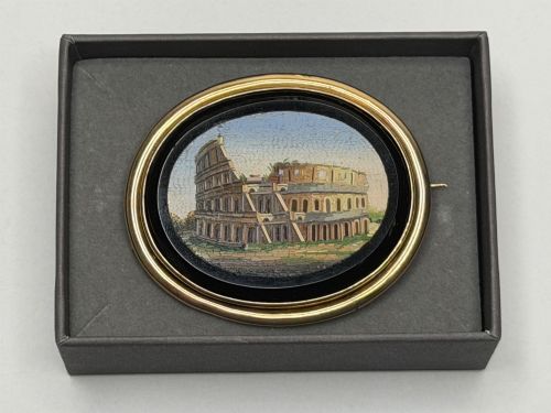 19TH CENTURY MICROMOSAIC YELLOW GOLD BROOCH DEPICTING THE ROMAN COLOSSEUM - ADDITIONAL PHOTO 12