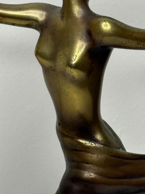 fig 4. An Art Deco bronze sculpture depicting a dancer with draped fabric, mounted on a green onyx pedestal base.