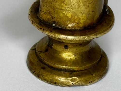fig 1. A cast brass Georgian desk seal sculpted in the shape of a detailed horse head above a rounded pedestal with an engraved intaglio base.