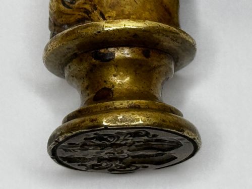 fig 5. A cast brass Georgian desk seal sculpted in the shape of a detailed horse head above a rounded pedestal with an engraved intaglio base.