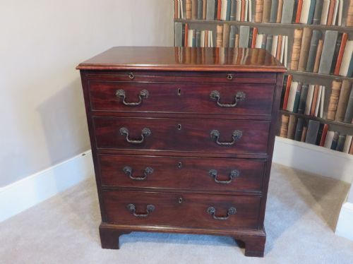 an 18th century mahogany chest of drawers - CATEGORY: ANTIQUE CHEST OF DRAWERS - DATED GEORGIAN