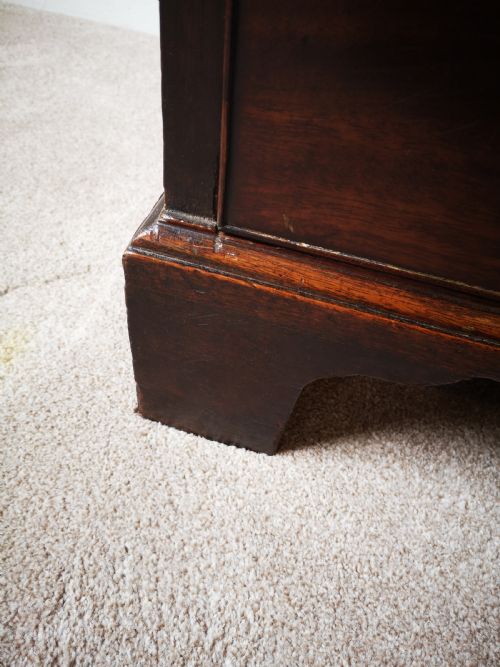 AN 18TH CENTURY MAHOGANY CHEST OF DRAWERS - ADDITIONAL PHOTO 2