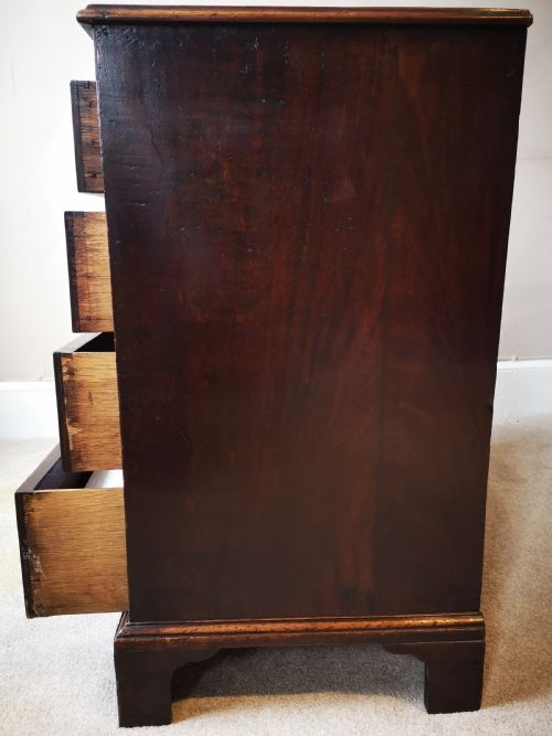AN 18TH CENTURY MAHOGANY CHEST OF DRAWERS - ADDITIONAL PHOTO 5