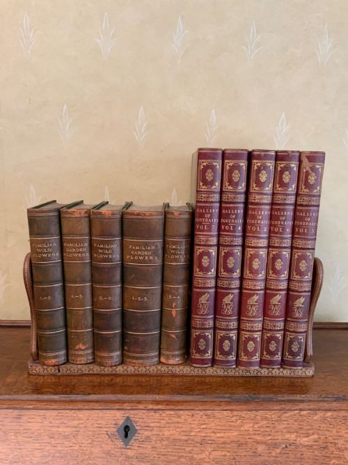 AN EARLY 20TH CENTURY LEATHER COVERED BOOK SLIDE - ADDITIONAL PHOTO 2