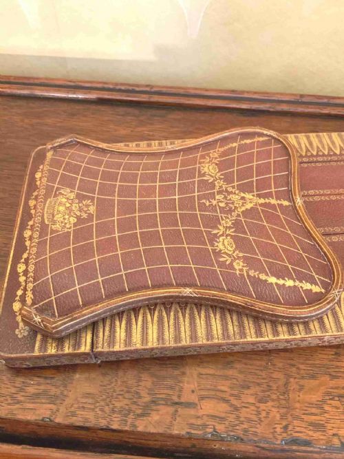 AN EARLY 20TH CENTURY LEATHER COVERED BOOK SLIDE - ADDITIONAL PHOTO 1