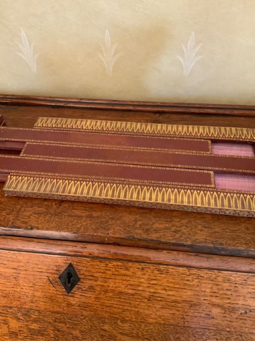 AN EARLY 20TH CENTURY LEATHER COVERED BOOK SLIDE - ADDITIONAL PHOTO 3