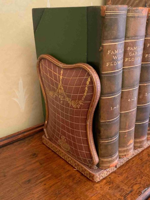 AN EARLY 20TH CENTURY LEATHER COVERED BOOK SLIDE - ADDITIONAL PHOTO 4