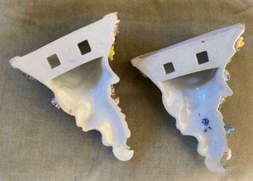 A PAIR OF LATE 19 TH CENTURY PORCELAIN WALL BRACKETS - ADDITIONAL PHOTO 2