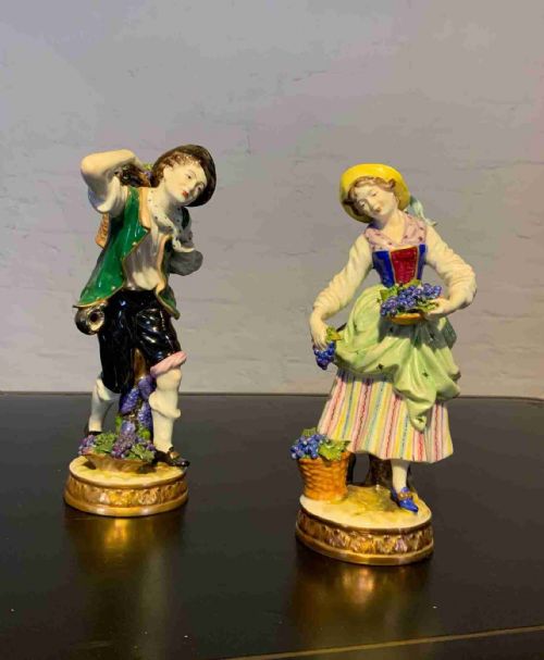 a pair of continental porcelain figures - CATEGORY: ANTIQUE CERAMICS - DATED 1910