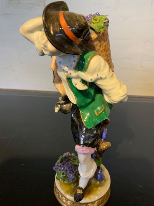 A PAIR OF CONTINENTAL PORCELAIN FIGURES - ADDITIONAL PHOTO 1
