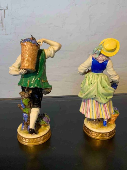 A PAIR OF CONTINENTAL PORCELAIN FIGURES - ADDITIONAL PHOTO 3
