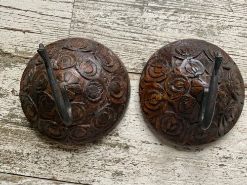 late 18th century carved wall mounted hooks - CATEGORY: ANTIQUE MISCELLANEOUS - DATED 18TH CENTURY