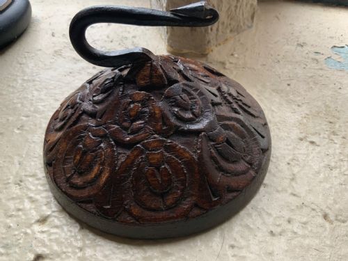 LATE 18TH CENTURY CARVED WALL MOUNTED HOOKS - ADDITIONAL PHOTO 3