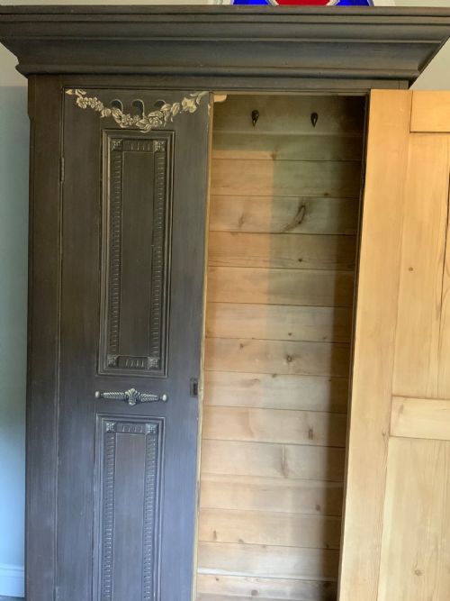 19TH CENTURY PAINTED PINE LIVERY CUPBOARD - ADDITIONAL PHOTO 1