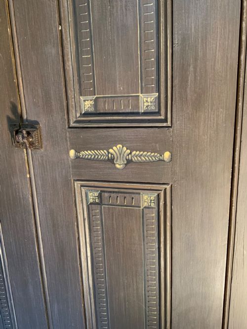 19TH CENTURY PAINTED PINE LIVERY CUPBOARD - ADDITIONAL PHOTO 3