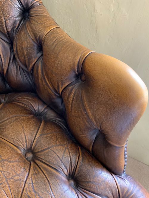 A LEATHER UPHOLSTERED ARM CHAIR - ADDITIONAL PHOTO 1