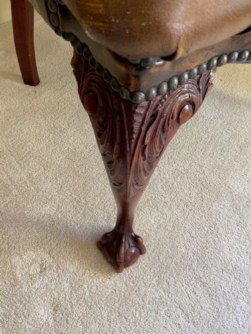 A LEATHER UPHOLSTERED ARM CHAIR - ADDITIONAL PHOTO 4