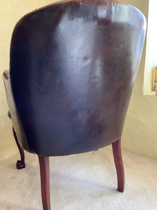 A LEATHER UPHOLSTERED ARM CHAIR - ADDITIONAL PHOTO 5