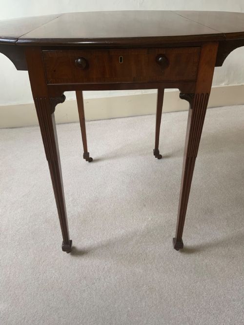AN 18TH CENTURY MAHOGANY PEMBROKE TABLE - ADDITIONAL PHOTO 4