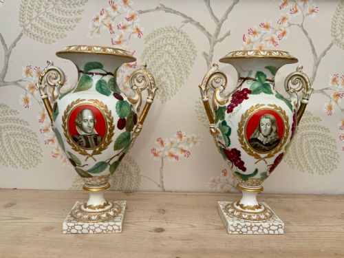 a pair of english porcelain vases - CATEGORY: ANTIQUE VASES - DATED 19TH CENTURY