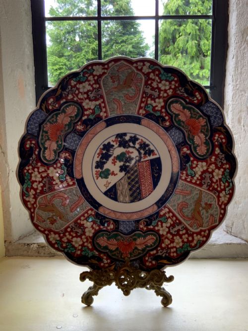 a large japanese imari charger - CATEGORY: ANTIQUE CERAMICS - DATED 19TH CENTURY