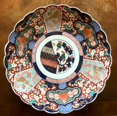 A LARGE JAPANESE IMARI CHARGER - ADDITIONAL PHOTO 1