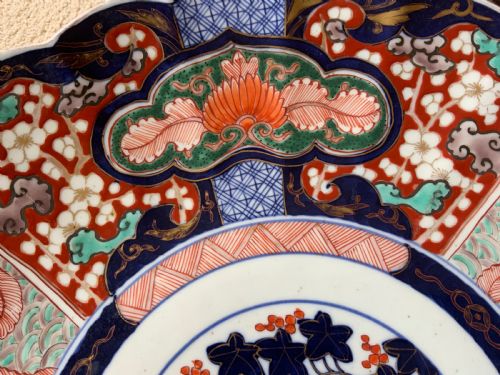 A LARGE JAPANESE IMARI CHARGER - ADDITIONAL PHOTO 3