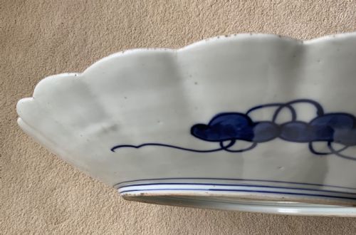 A LARGE JAPANESE IMARI CHARGER - ADDITIONAL PHOTO 4