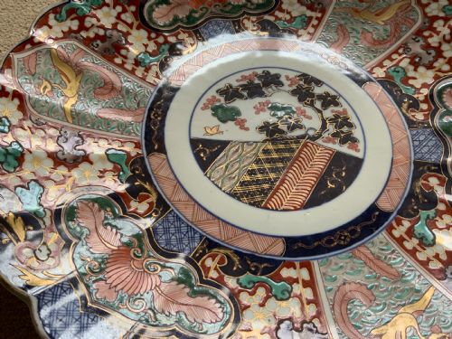 A LARGE JAPANESE IMARI CHARGER - ADDITIONAL PHOTO 5