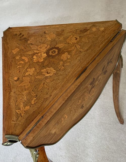A 19TH CENTURY FRENCH MARQUETRY TABLE - ADDITIONAL PHOTO 5