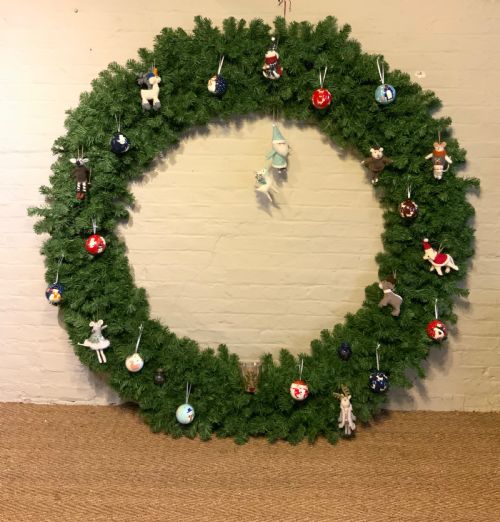A VERY LARGE PAIR OF WINDOW DRESSING WREATHS - ADDITIONAL PHOTO 4