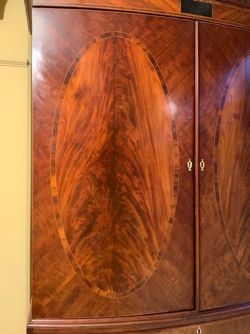 A GEORGIAN BOW FRONT MAHOGANY LINEN PRESS - ADDITIONAL PHOTO 1