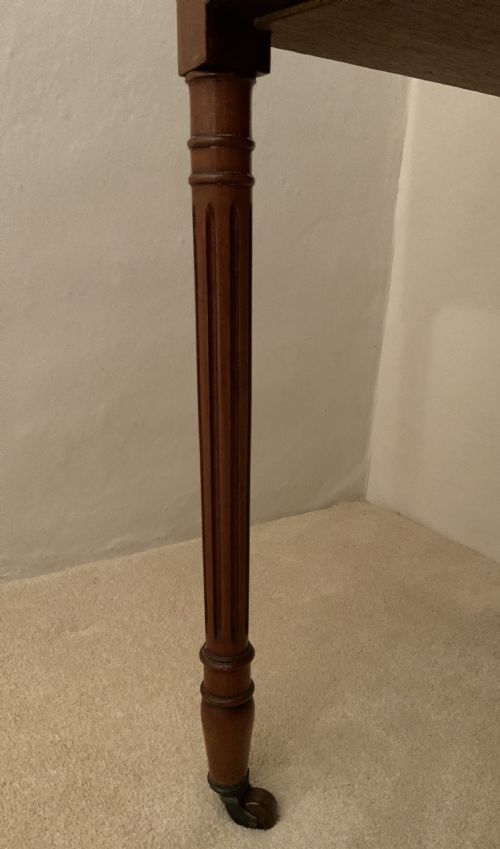 A BOW FRONT MAHOGANY KNEEHOLE DRESSING TABLE - ADDITIONAL PHOTO 2