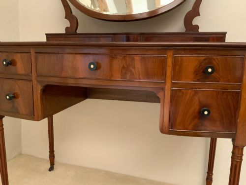 A BOW FRONT MAHOGANY KNEEHOLE DRESSING TABLE - ADDITIONAL PHOTO 3