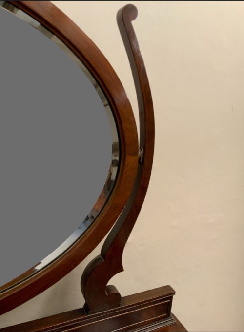 A BOW FRONT MAHOGANY KNEEHOLE DRESSING TABLE - ADDITIONAL PHOTO 5