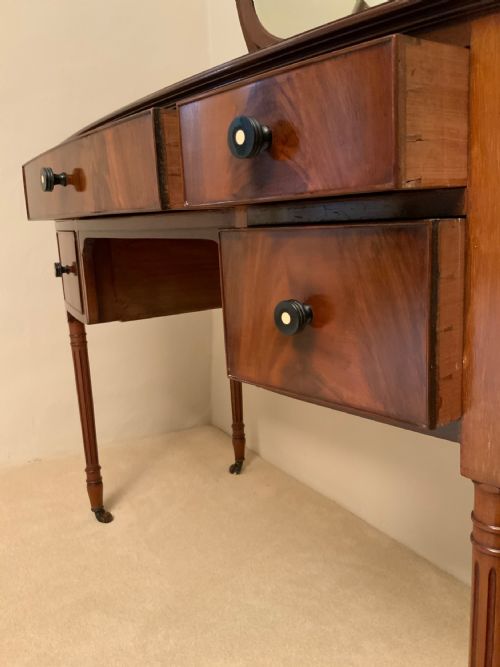 A BOW FRONT MAHOGANY KNEEHOLE DRESSING TABLE - ADDITIONAL PHOTO 1