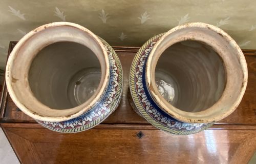 A PAIR OF 19TH CENTURY ITALIAN MAIOLICA ALBARELLO - ADDITIONAL PHOTO 5